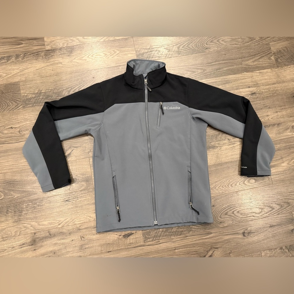 Columbia Men's Soft Shell Omni-Wind Water Resistant Jacket. Size Small.
